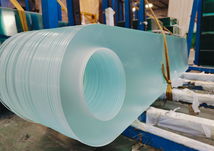 Lustro łazienkowe w złotym kolorze idealne do nowoczesnych wnętrz