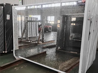 Gương lớn trong phòng tắm