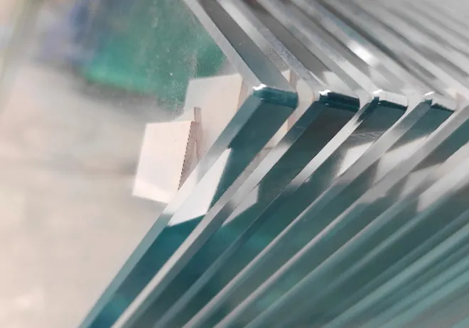 उभ्या काचेच्या आरशाने तयार केलेल्या कलात्मक प्रतिबिंबाचा अनुभव उभ्या काचेच्या आरशाने तयार केलेल्या कलात्मक प्रतिबिंबाचा अनुभव