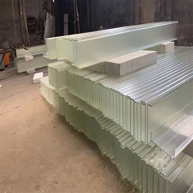 U Glass Detail in Modern Architecture