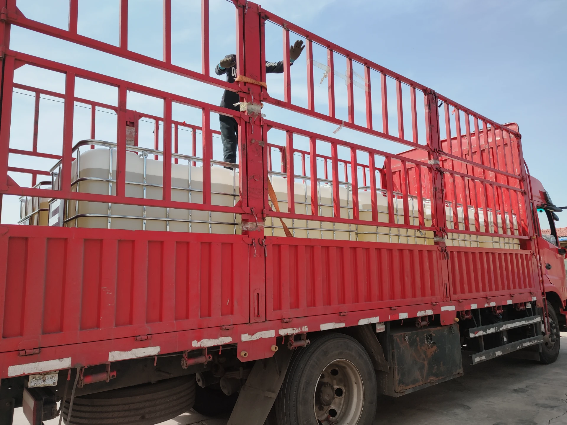 Improvement Effect of 6-Amino-1,3-dimethyl-5-nitrosouracil on Photo Aging Performance in Industrial Polyester Fabric Finishing