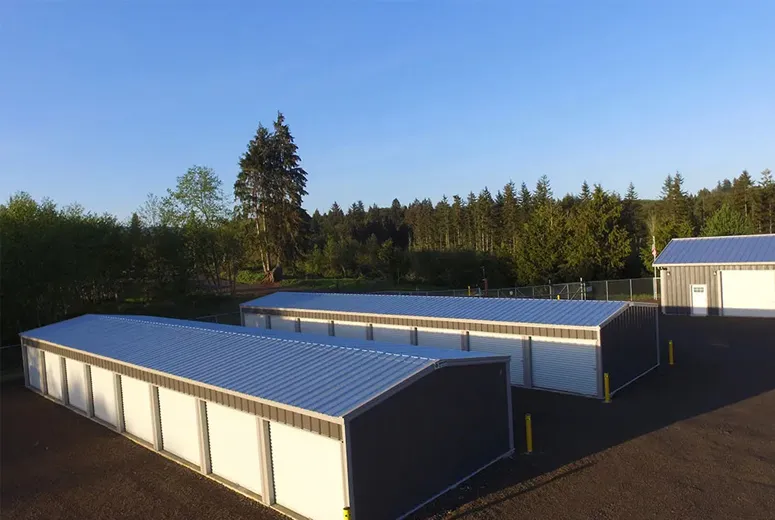 إسطبلات عمود أحمر ورمادي بتصميم عصري ومساحة واسعة للحيوانات والزراعة