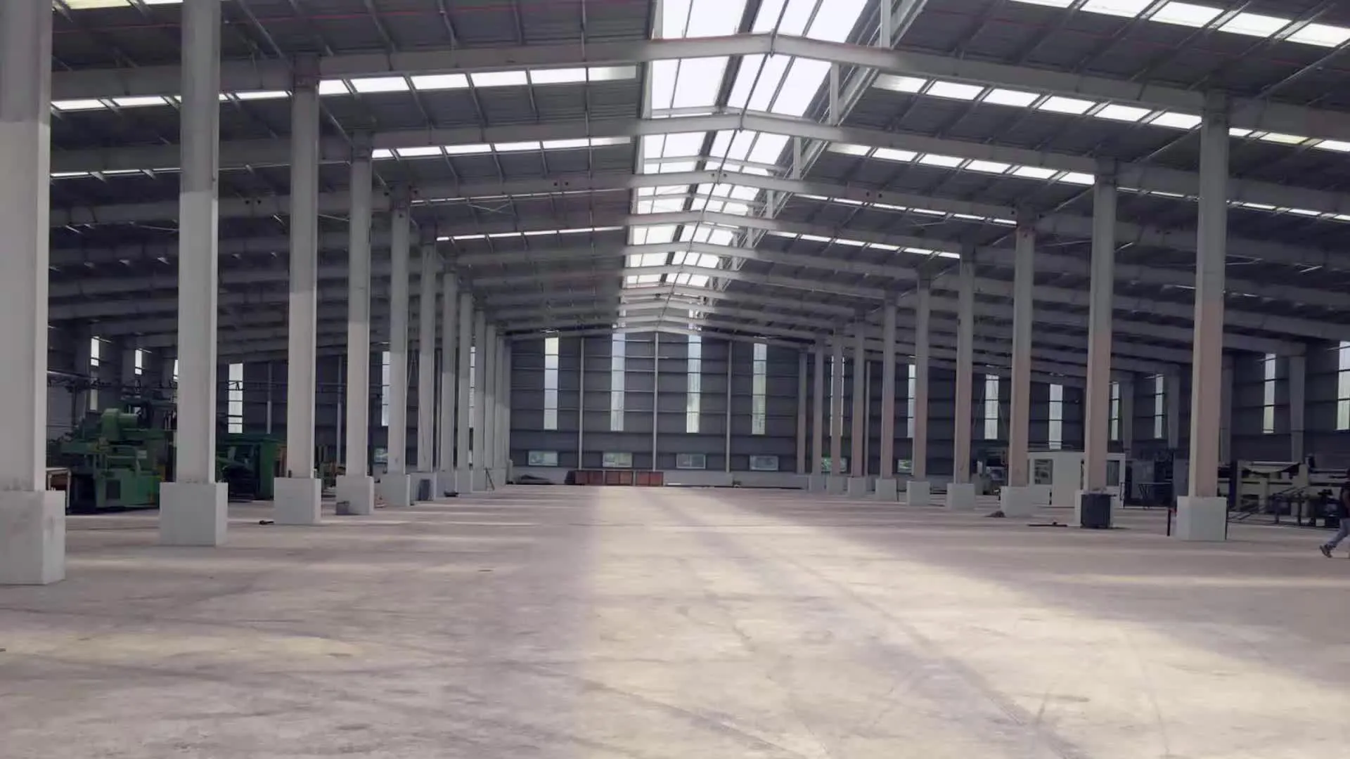 How Do Specialized Manufacturers Shape Diverse Building Landscapes?