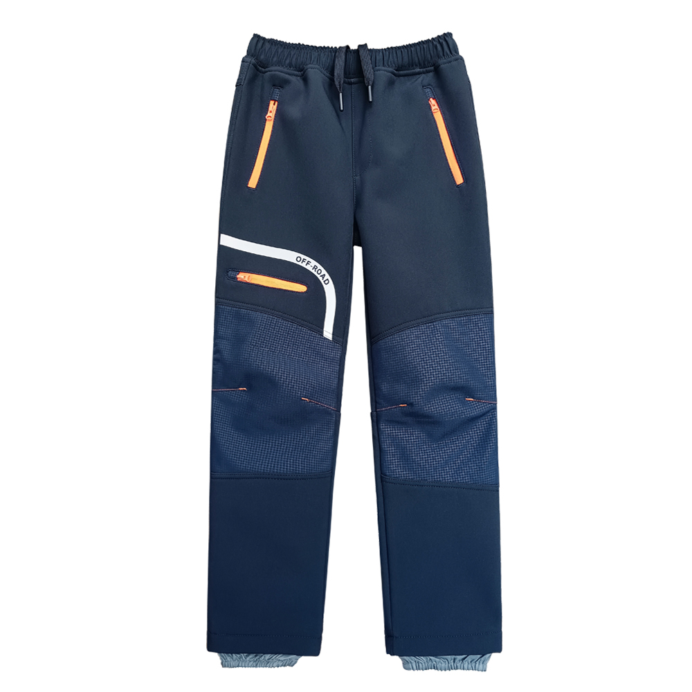 Мальчики были одеты в плащи