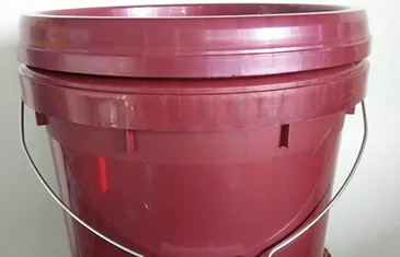 علاقات ملابس معدنية بيضاء أنيقة وعملية لتنظيم خزانة الملابس بشكل مثالي علاقات ملابس معدنية بيضاء أنيقة وعملية لتنظيم خزانة الملابس بشكل مثالي