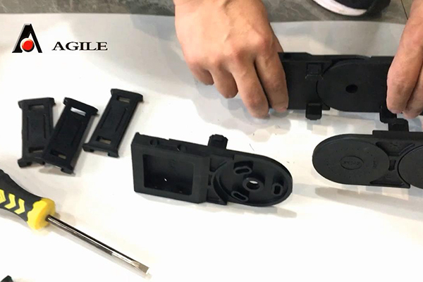 Disassembling of end brackets of SK type of cable carrier