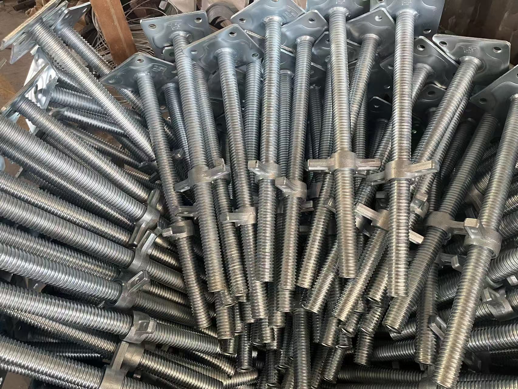 Swivel Scaffold Jacks: Stable, Adjustable Leveling for Uneven Ground