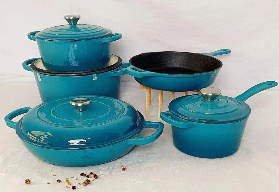 Style with a 2-in-1 Cast Iron Dutch Oven