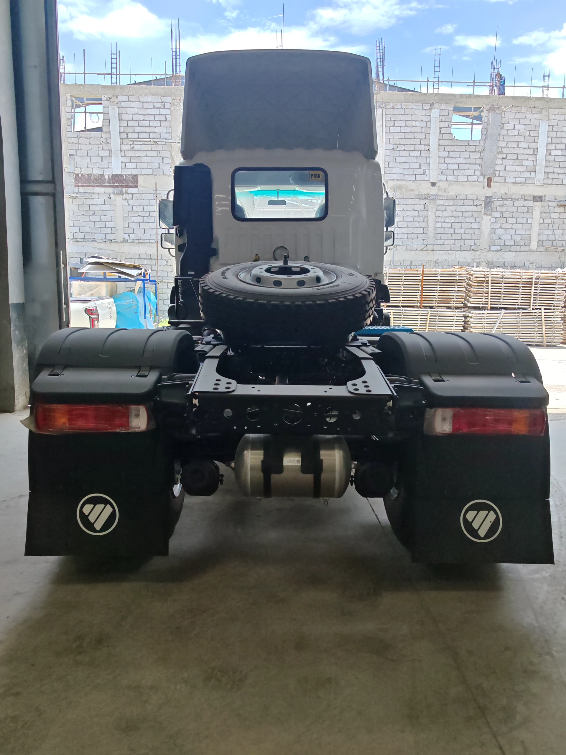 Durable Heavy Duty Poly Box for Trucks Ideal for Tough Transport Needs Durable Heavy Duty Poly Box for Trucks Ideal for Tough Transport Needs