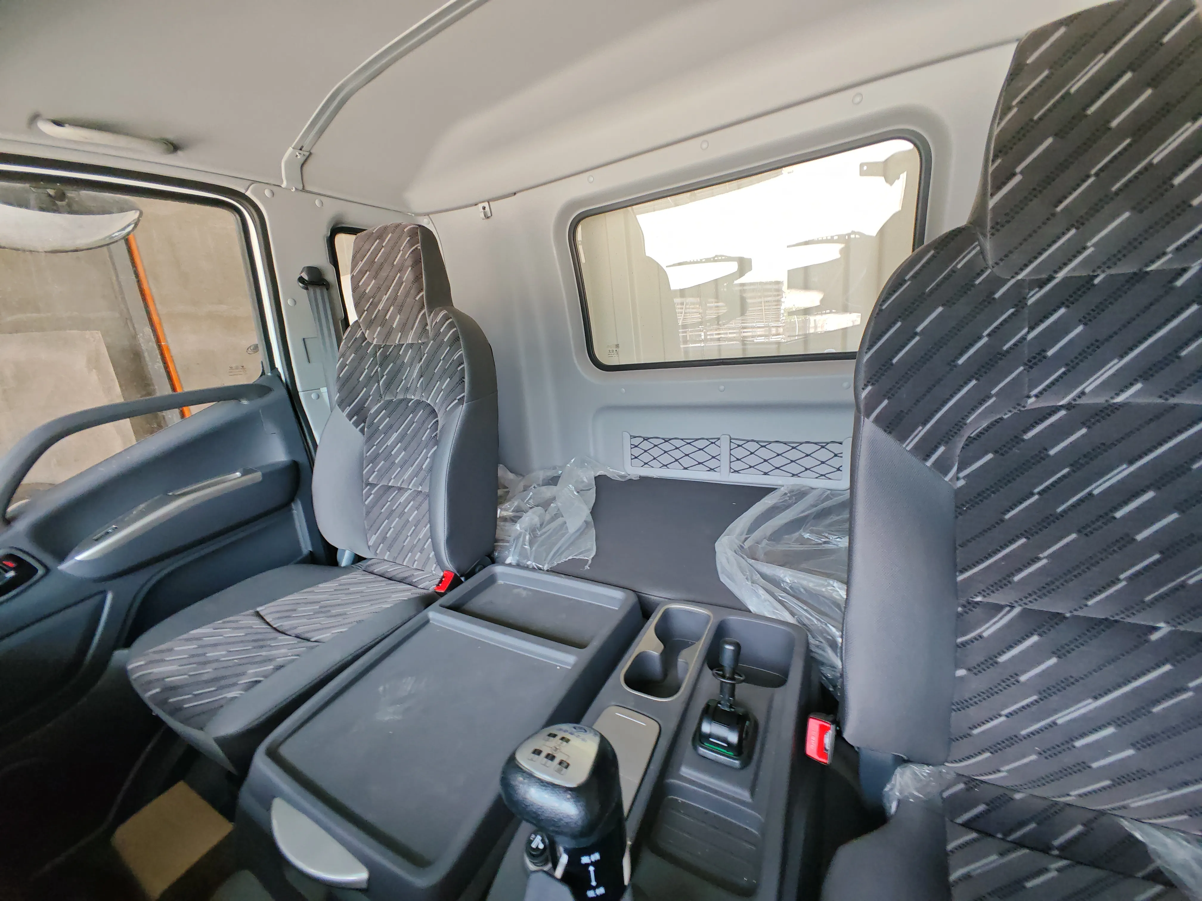 FOTON AUMAN EST-M 6X2 32ft Cargo Truck