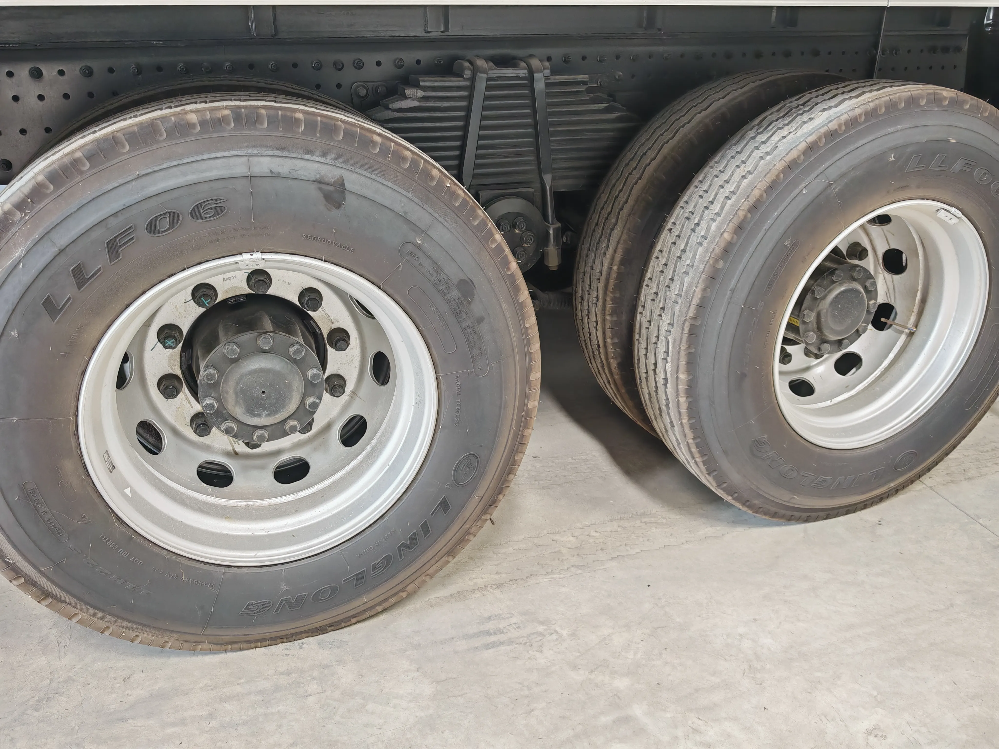 FOTON AUMAN EST-M 6X2 32ft Cargo Truck