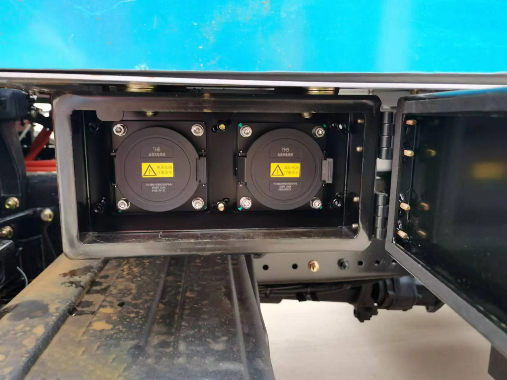 FAW J6L 6x4 Electric Tractor Truck (Flat Roof) FAW J6L 6x4 Electric Tractor Truck (Flat Roof)