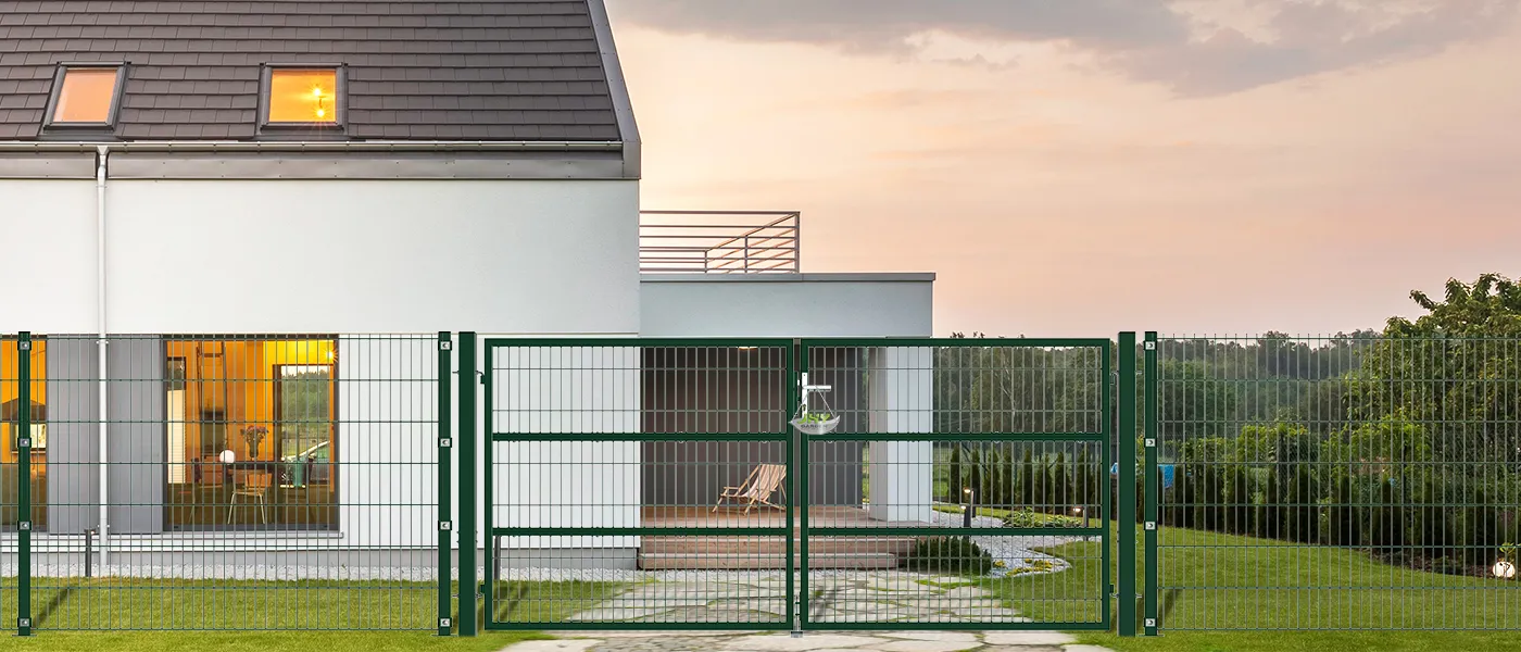 COMPOSITE WIRE MESH GARDEN GATE WIDTH 300CM & HEIGHT 140CM GREEN & GREY SQUARE POST & FRAME