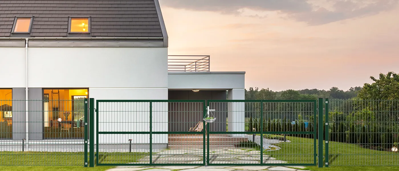 COMPOSITE WIRE MESH GARDEN GATE WIDTH 400CM & HEIGHT 120CM GREEN & GREY SQUARE POST & FRAME