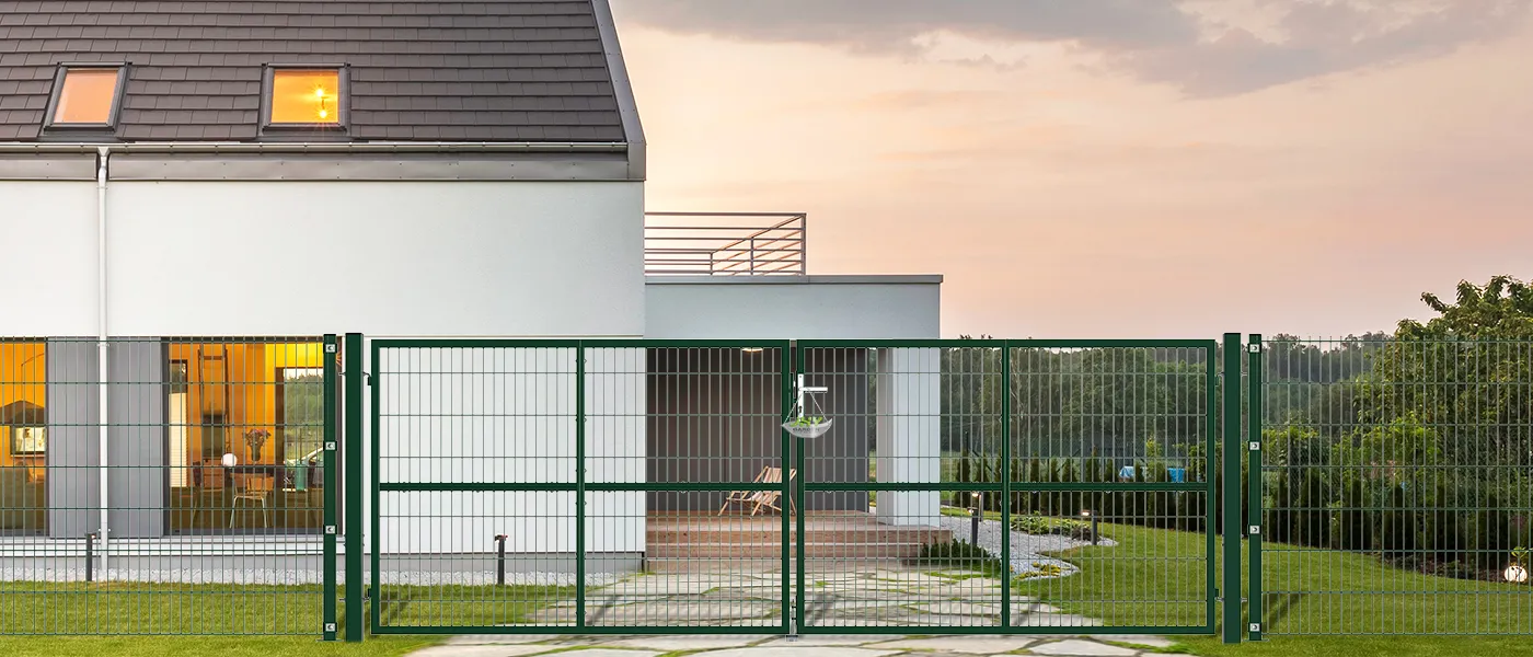 COMPOSITE WIRE MESH GARDEN GATE WIDTH 400CM & HEIGHT 140CM GREEN & GREY SQUARE POST & FRAME