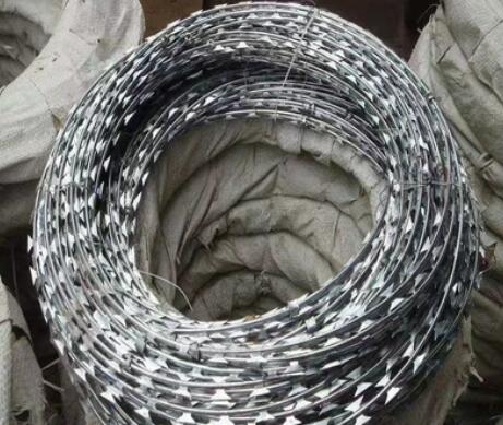 Śruby z płyty gipsowej wyskakujące z sufitu