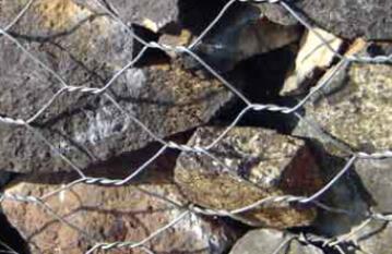 Hexagonal barbed wire