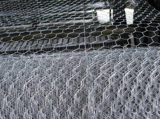 Hexagonal barbed wire