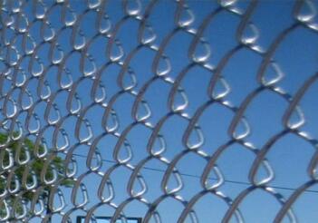 Hook mesh diameter and aperture between the connection