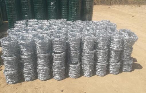 The number of barbed ropes used in the enclosure is