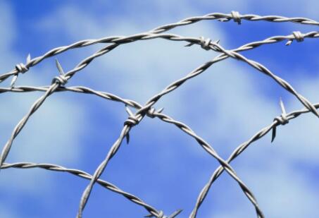 Storage of razor wire should be processed to avoid moisture and sun protection