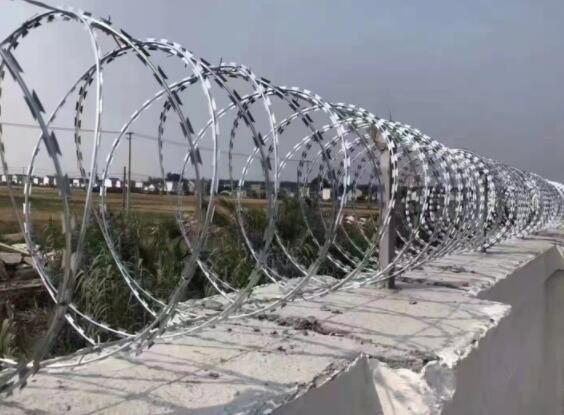 Can galvanized barbed rope be maintained?