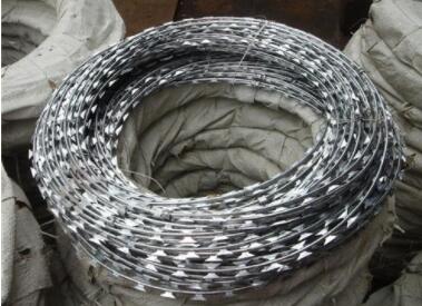 Application and installation of blade barbed rope