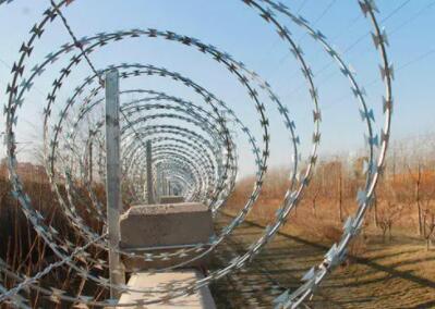 This section describes how to install the barbed rope for a blade