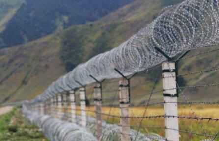 A special support must be equipped for the use of blade barbed rope