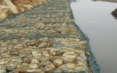 The difference between welded gabion net and hexagonal gabion net