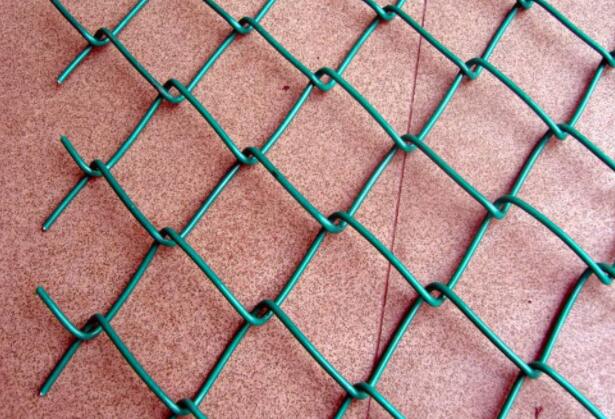 The connection between the diameter and the aperture of a hook mesh wire