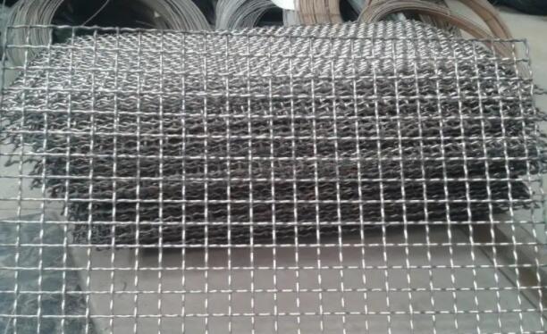 Tôle en acier inoxydable perforée 304 pour applications industrielles et décoratives.