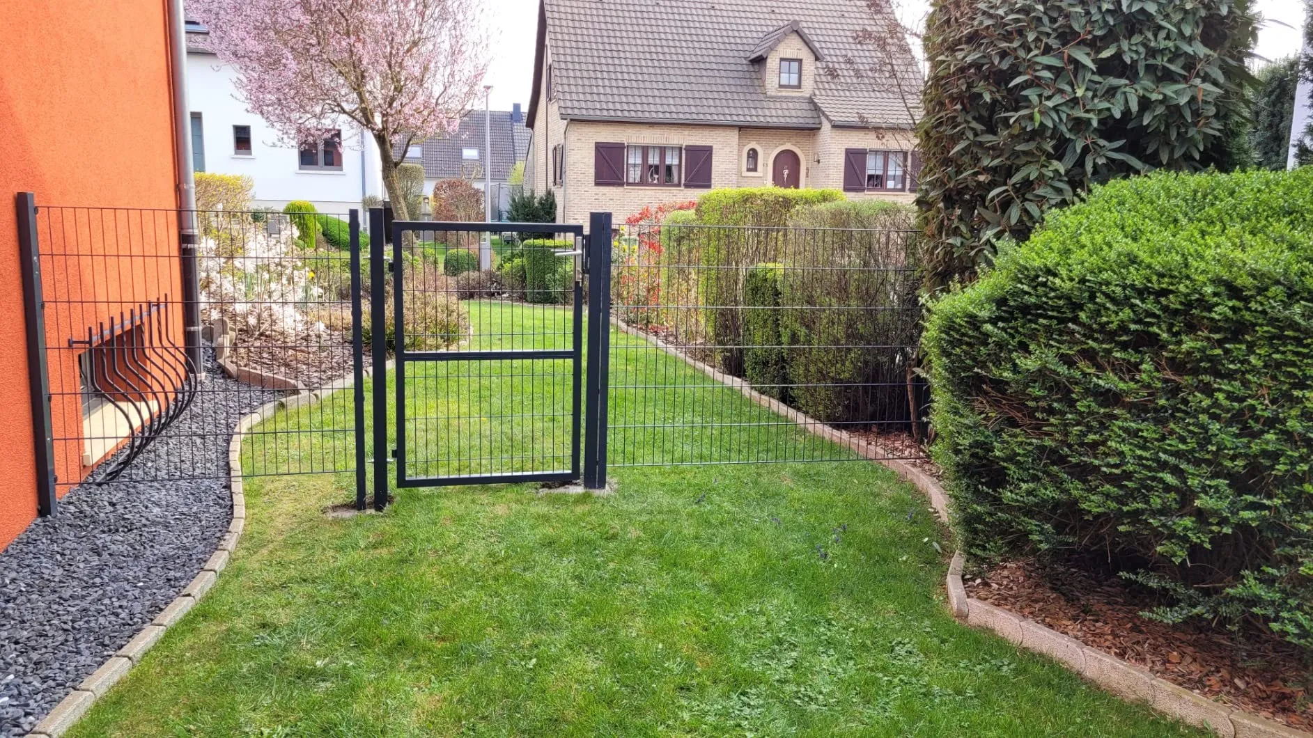 Read More About single small gate design