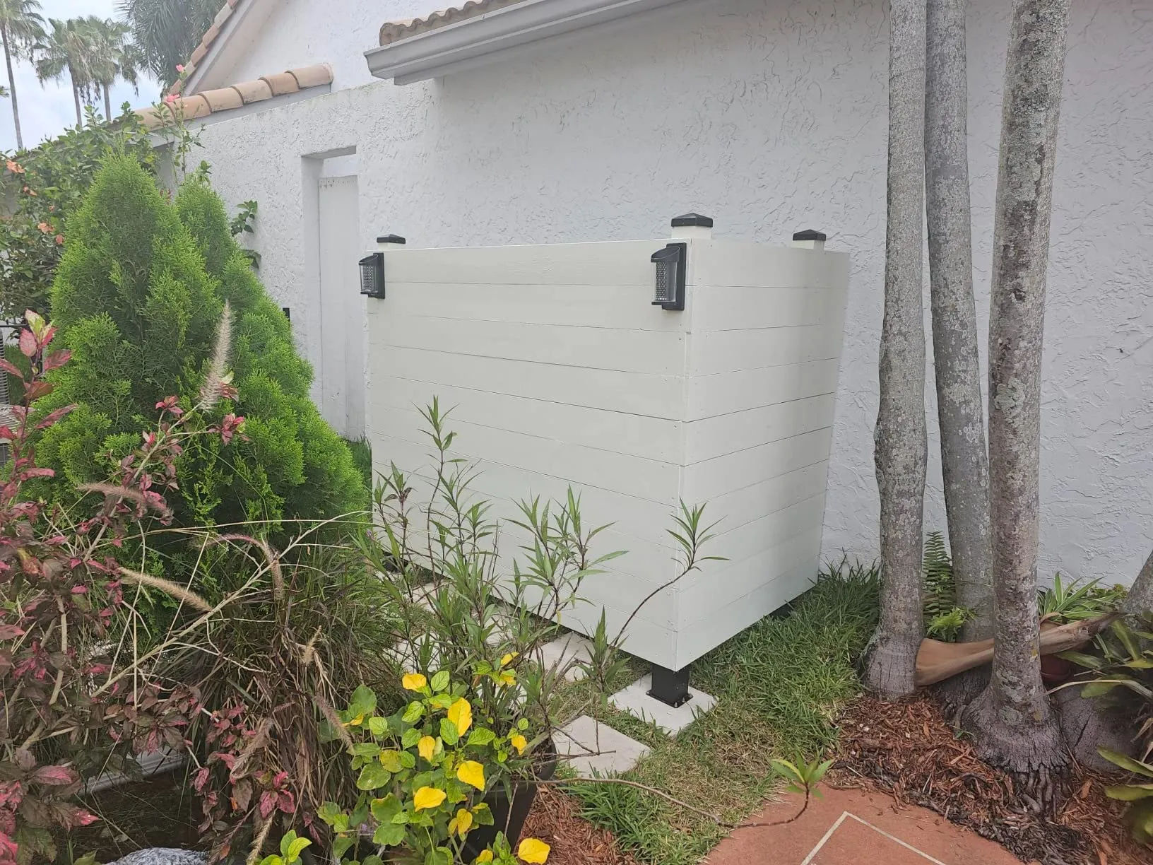 Hot Sale Customized Wooden Or Iron Mesh Fence Post Pyramid Caps