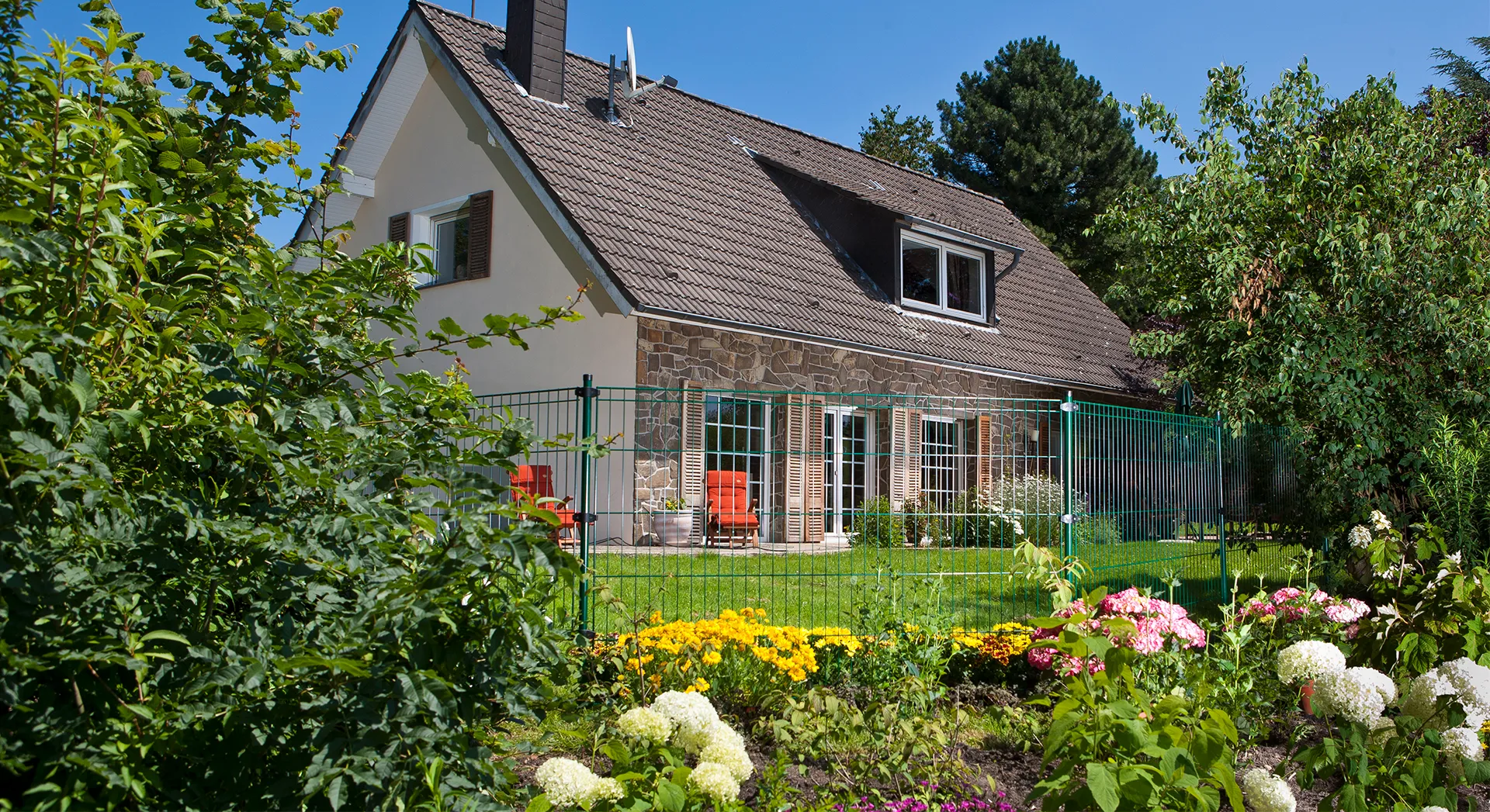 The application of metal fence post holders in different fields