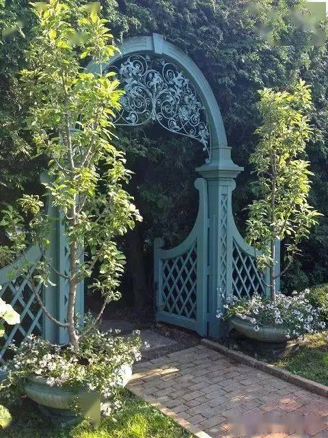 Explore Your Outdoor Space with a Stylish Garden Gate