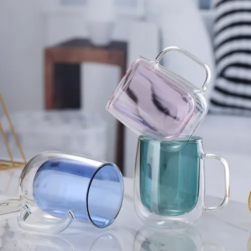 qapılmış kahve qədəhləri