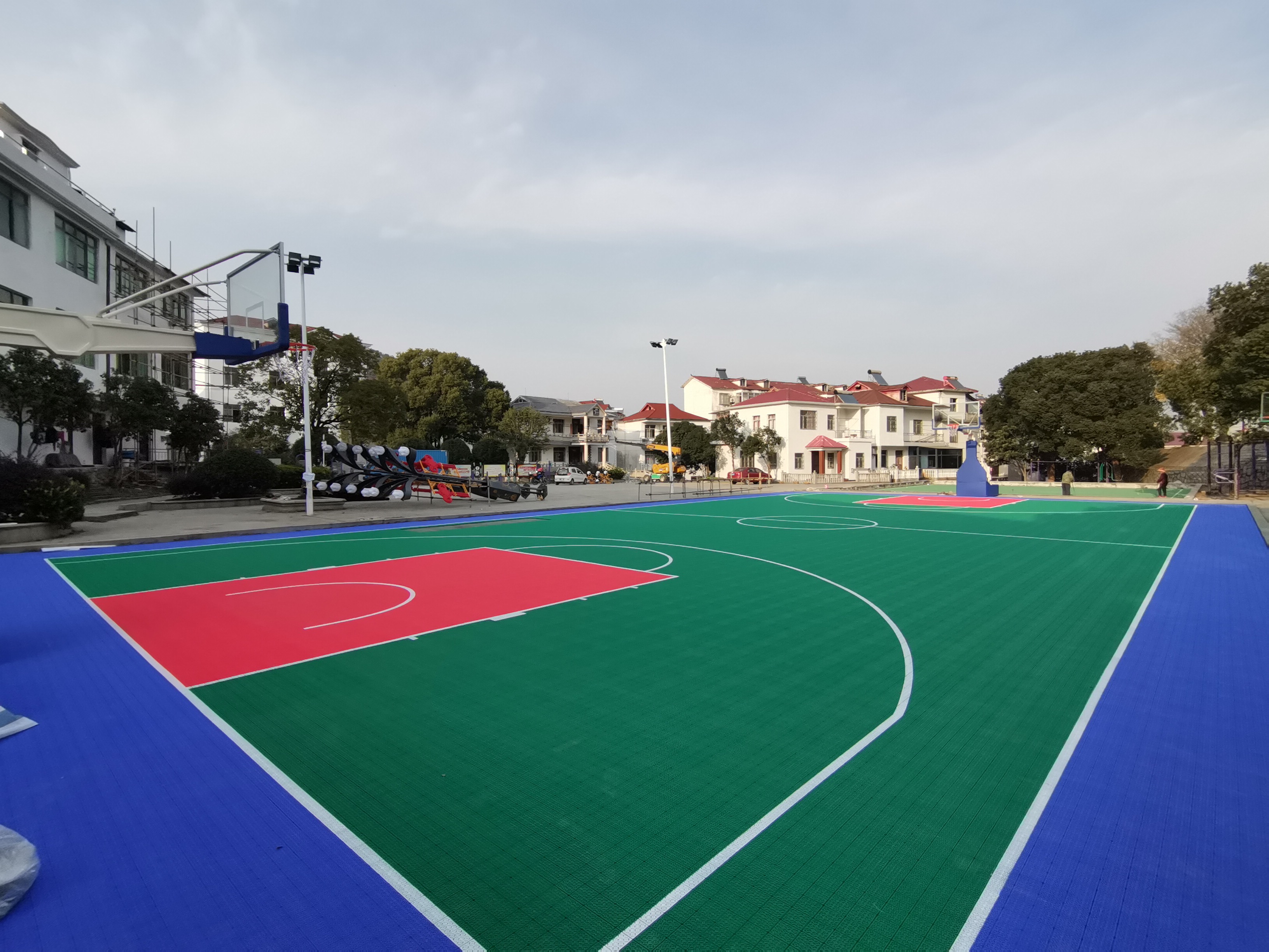 Basketball interlocking floor with fast install and grip?