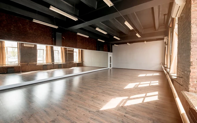 The dance floor is a stage for dancers to show their skills and emotions, and a gathering place for the audience to resonate with each other. It not only witnesses the contest of elegance and strength of dance steps, but also witnesses dreams and passions. Let us dance to our heart's content, enjoy art, and weave our own dance dreams together on this challenging and creative venue.