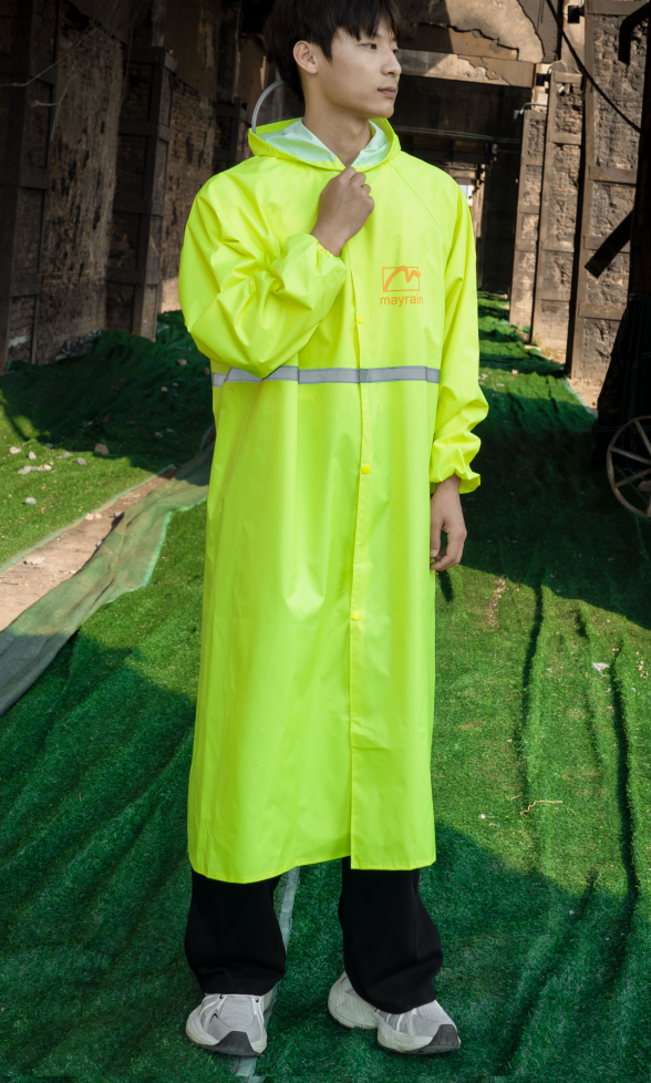 Benefits of a hi vis rain coat for cycling