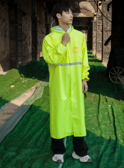 Benefits of a hi vis rain coat for cycling