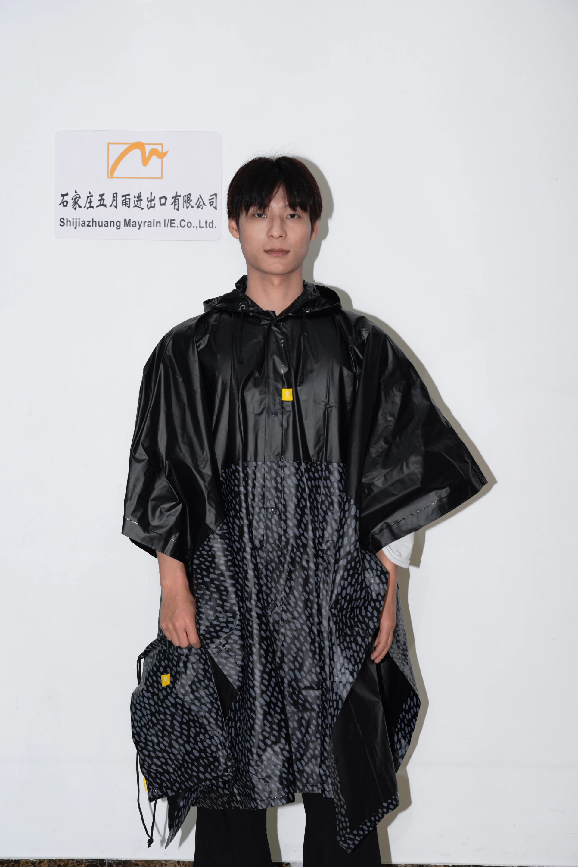 Waterproof Performance of Modern Men’s Rainwear: PVC, Quilted, and Trench Systems