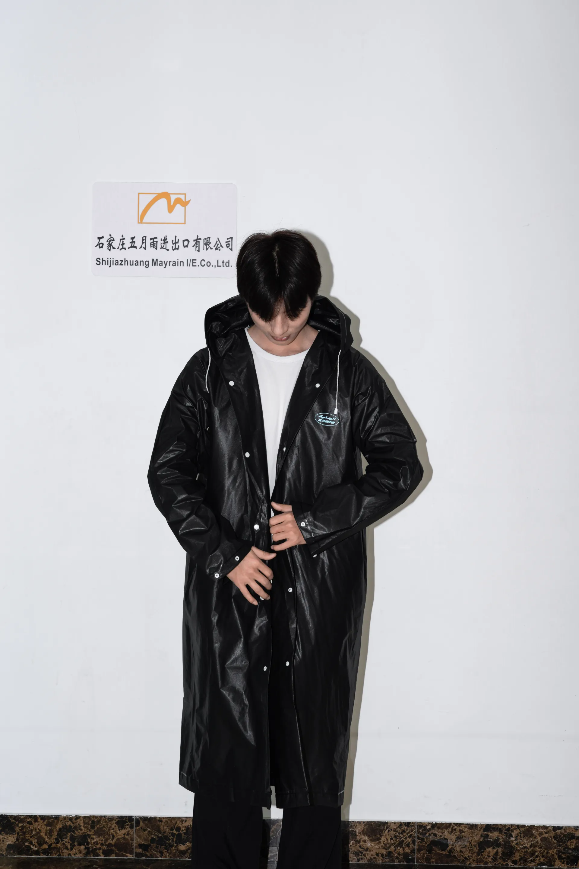 Waterproof Performance of Modern Men’s Mid-Length and Waxed Raincoats Waterproof Performance of Modern Men’s Mid-Length and Waxed Raincoats