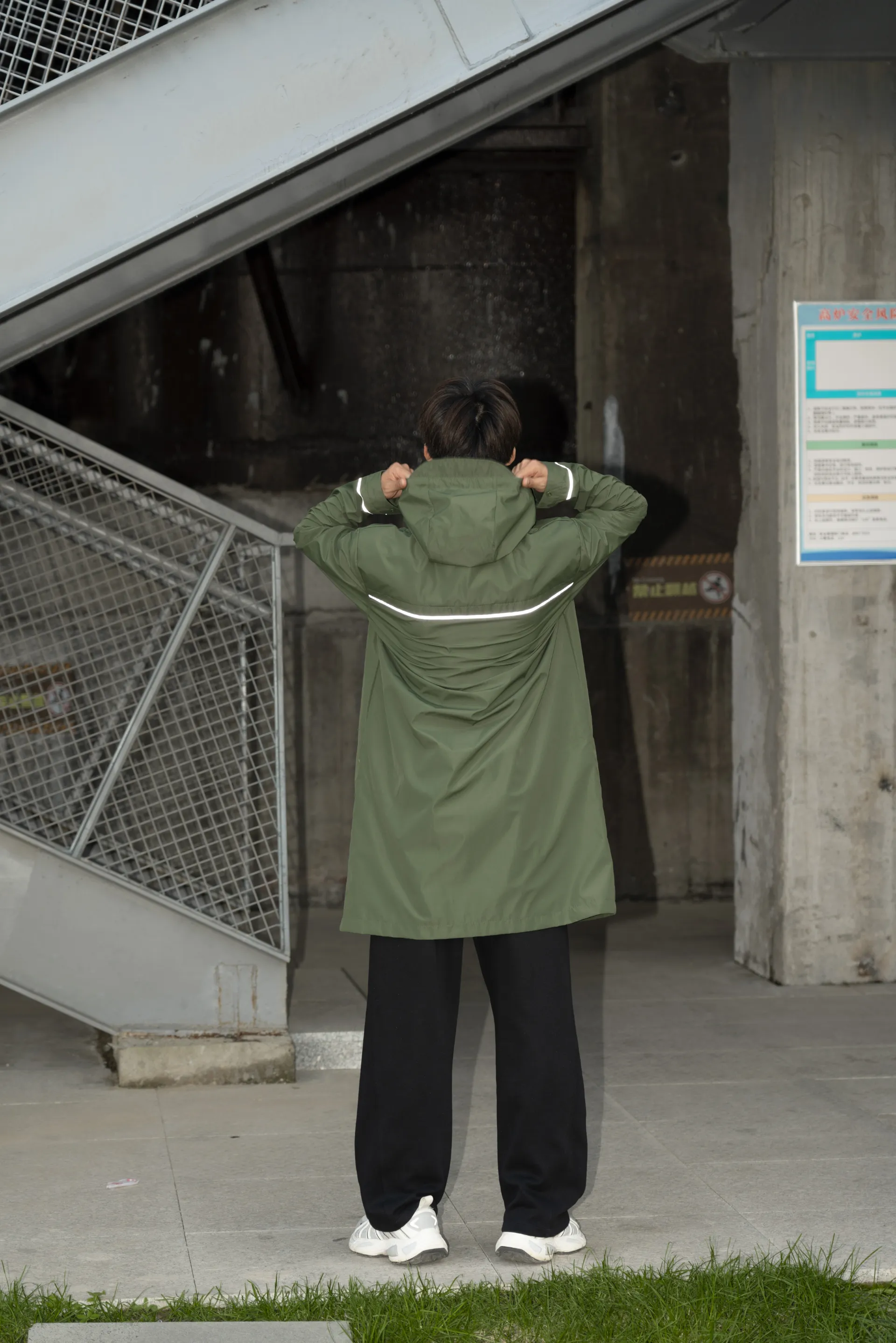 Reflective Rain Gear and Waterproof Performance in Modern Outdoor Jackets