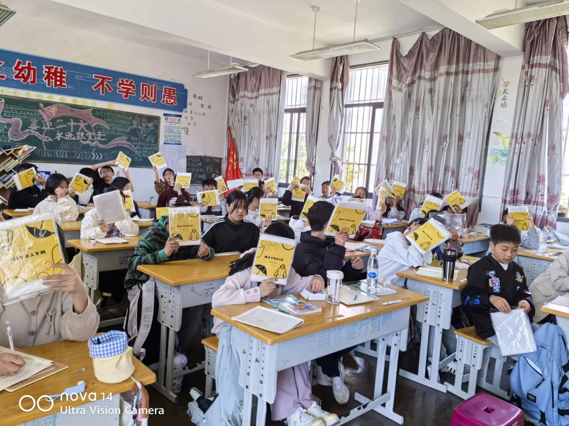 Love raincoat delivered to mountainous areas of Yunnan, providing warmth for children in the 'clear sky'