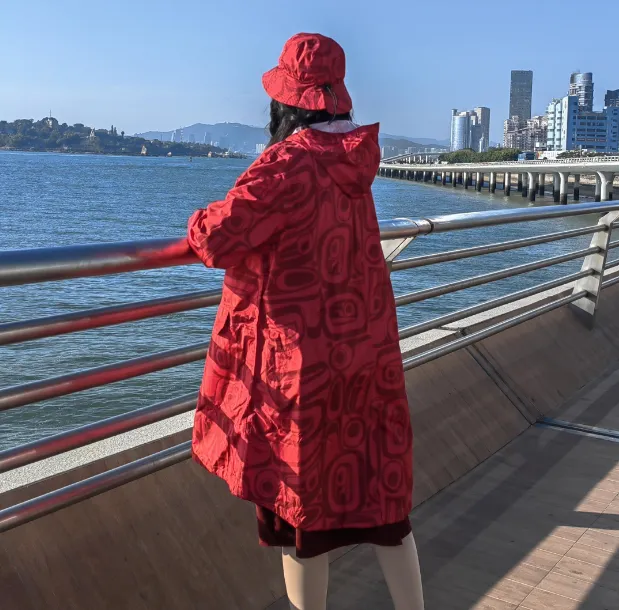 Polyester langer Regenmantel mit wasserdichtem Reißverschluss winddichter Outdoor Regenmantel für Erwachsene Knopfmanschette