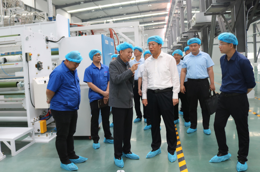 Li Mingzheng investigates the Development of Huabao Sanitary Materials Enterprises