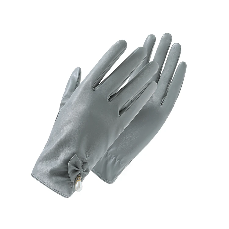 Leather Gloves with Tech Touch: The Perfect Blend of Style and Function