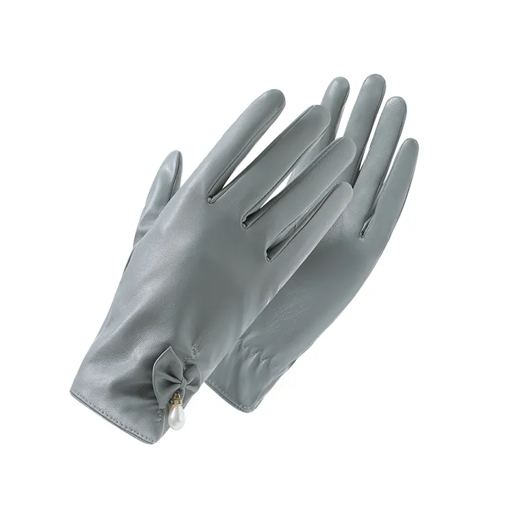 Leather Gloves with Tech Touch: The Perfect Blend of Style and Function