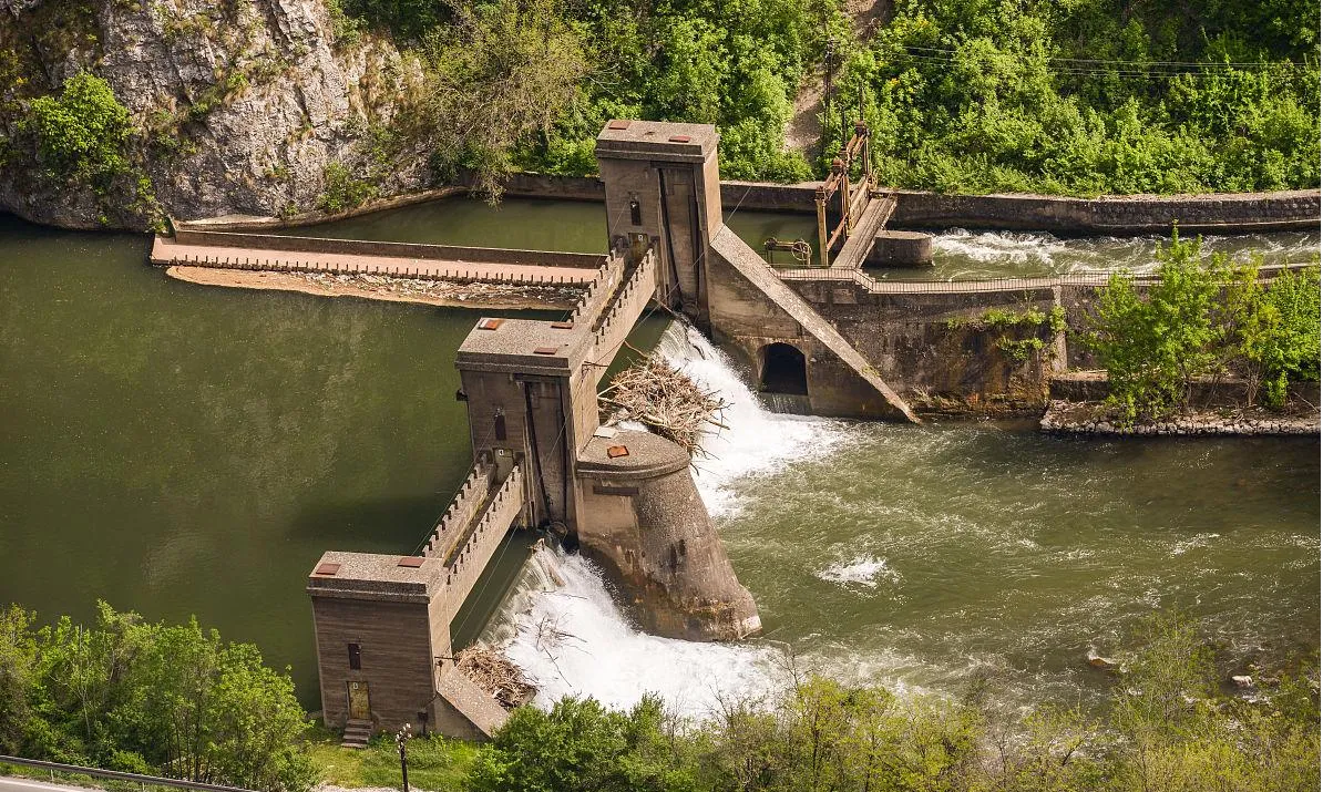 Understanding Water Reducing Admixtures and Their Impact on Concrete Performance